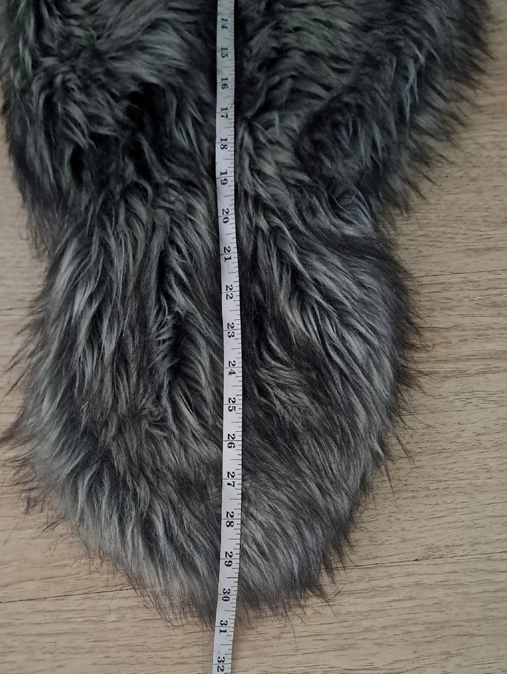 Crossed stole or wide neck wrap for the shoulders. Color: Grey